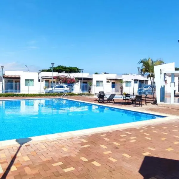 Villa con patio grande en urb cerca del Malecon Salinas, hotel em Salinas