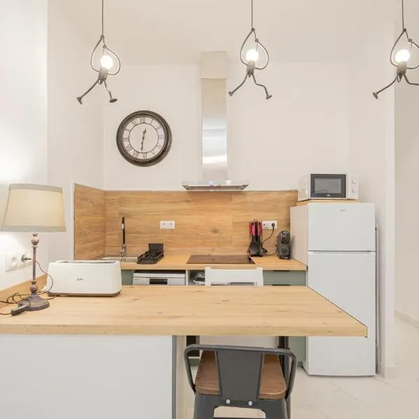NEW! Stunning modern 2BR apt next to Feria, hotel in Seville