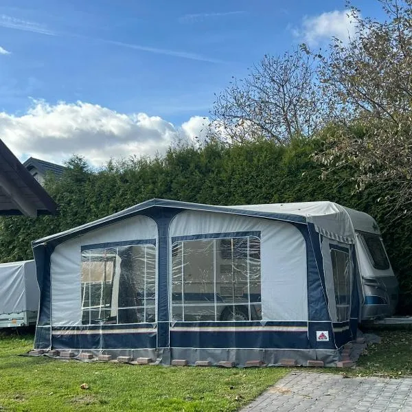 Vintage przyczepa JustarniaCamp、ヤスタルニャのホテル