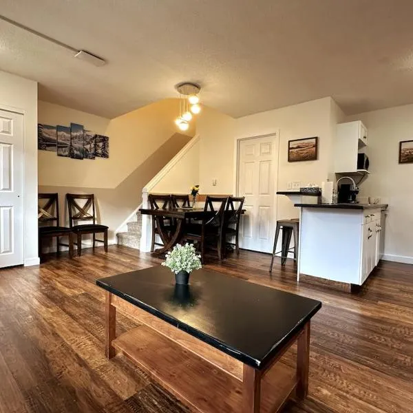 Banff Boundary Lodge Mountain View 2Brms 3xAC Townhouse: Canmore şehrinde bir otel