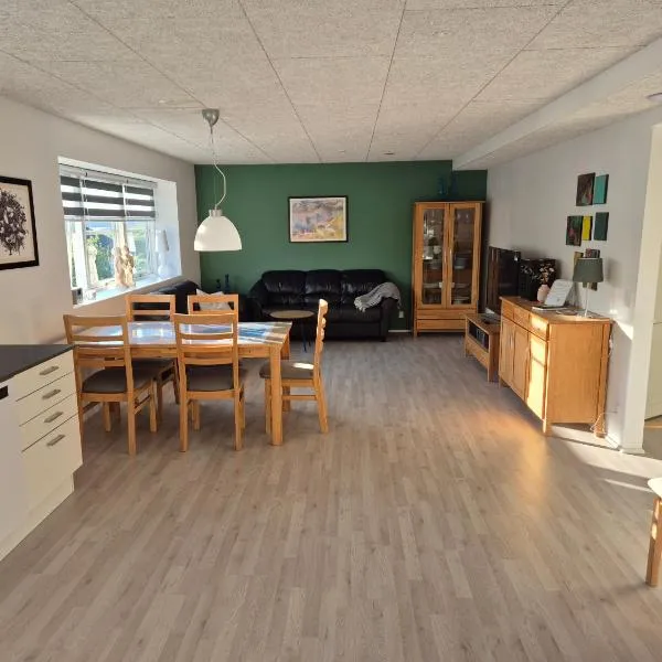 Cosy apartment in Norðskála, hotel v destinaci Norðskáli