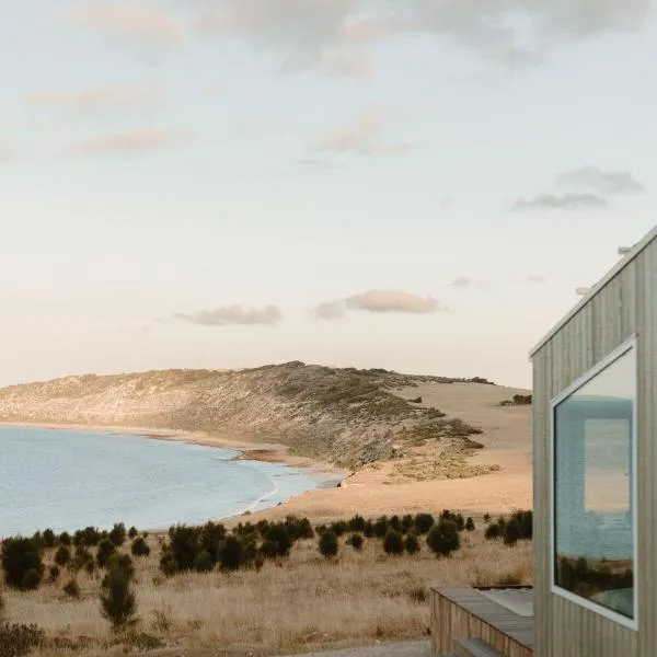 Off-grid Beachfront Cabin on Kangaroo Island, hotel in North Cape