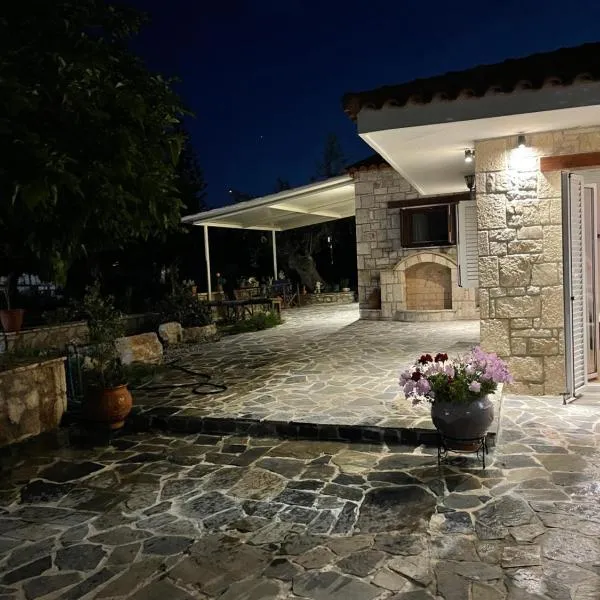 Rock house – hotel w mieście Ambelókipoi