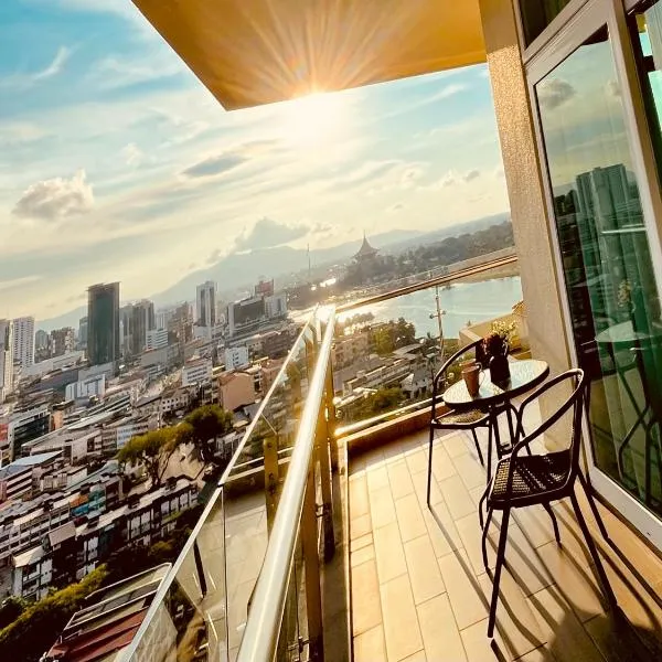 Kuching City Center Riverine Apartment with Balcony and City View, hotel in Kuching