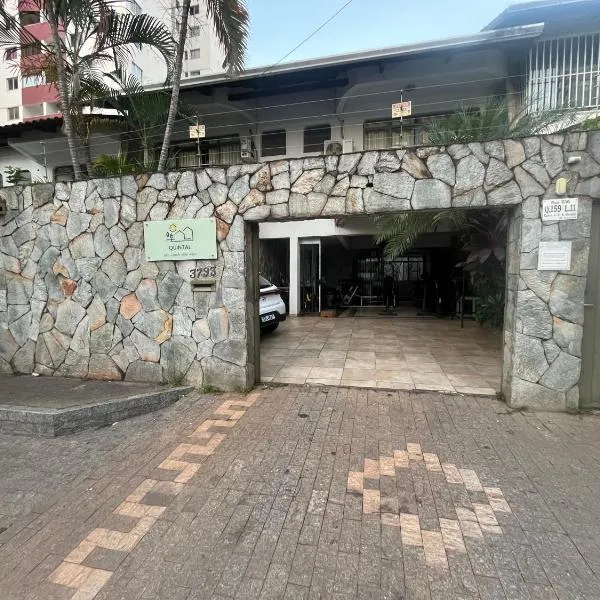 Casa Quintal Bueno! 5 quartos com ar split e internet ultra! Perto do melhor de Goiânia! Marista Parques Areião e Vaca Brava Hospital Premium Mater Dei Blue Fit Perdomo Goiânia Shopping!, hotel en Goiânia