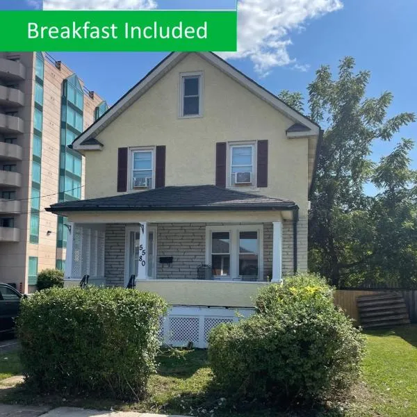 Exceptionally Close to the Falls Amazing Location & Complimentary Breakfast Delivered Daily to the Rental, hotel Niagara-vízesésben