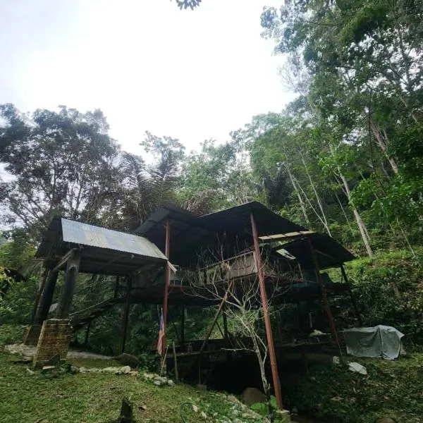 Devalley Basecamp، فندق في Kampong Ulu Dong