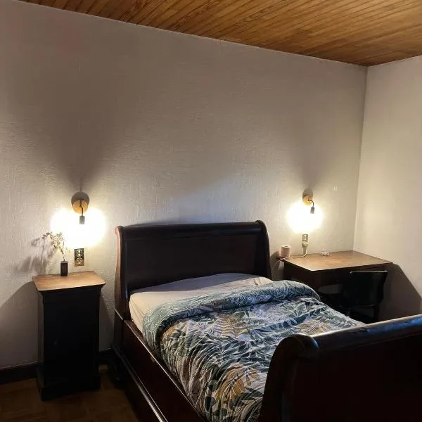 Chambre en bois dans une ancienne bâtisse, hotel v Montpellier