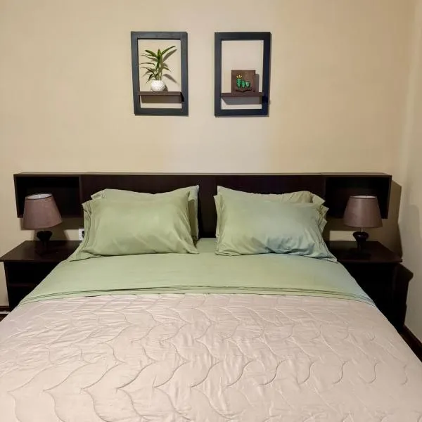 habitación doble, cama queen, terraza y plantas, ξενοδοχείο στην Κοτσαμπάμπα