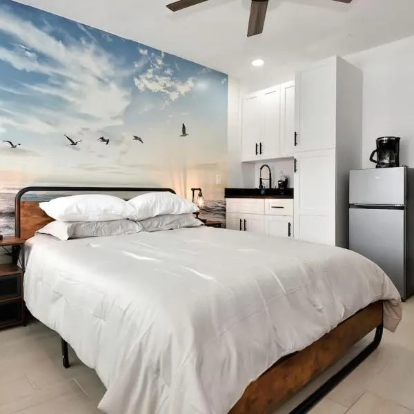 Modern Queen Suite #2 - Steps to Daytona Beach, hotel in Daytona Beach