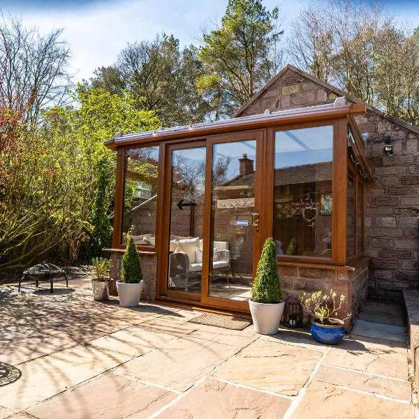 Willow cottage with private hot tub、Upper Hulmeのホテル