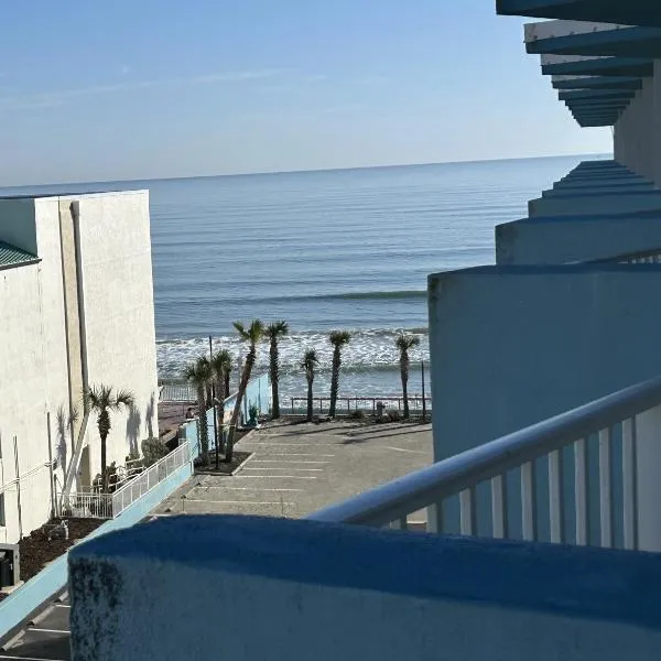 Beach Condo with Pool & Tiki Bar!, hotel v destinaci Daytona Beach
