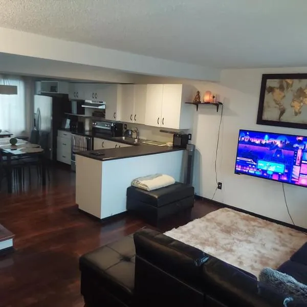 Cozy beautiful 3 bedroom townhome, hotel in Gatineau