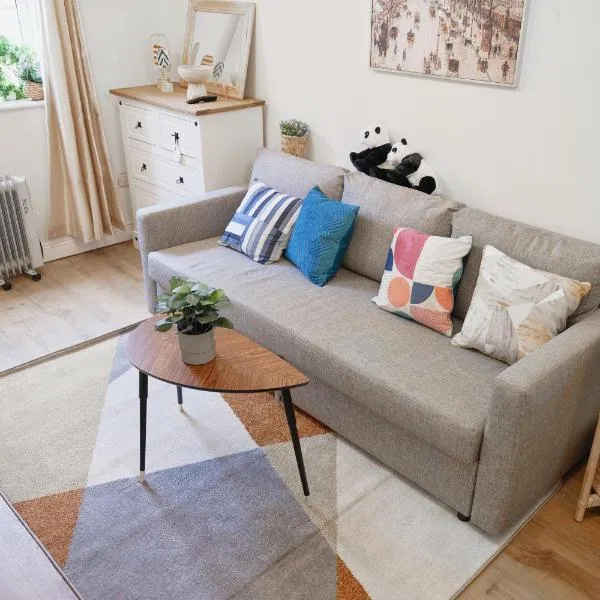 Cozy 2-Bedroom Detached Home No-7, ξενοδοχείο στο Δουβλίνο