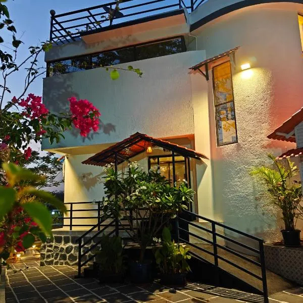 Sunils villa with private pool, Machan and play area in Karjat, hôtel à Karjat