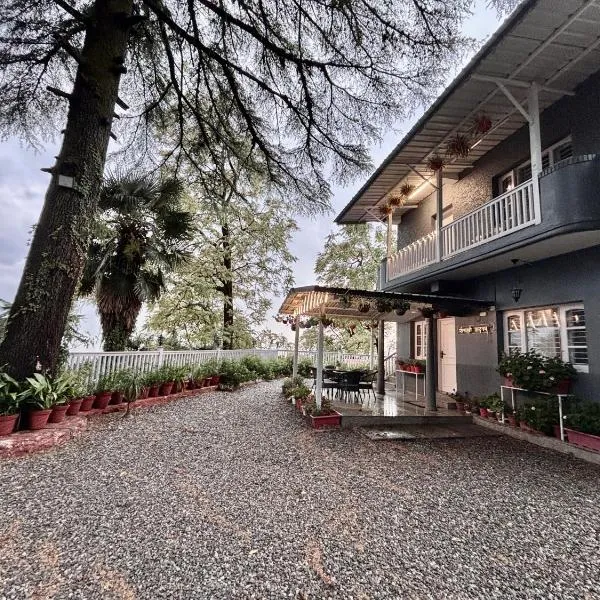 Writers Chalet, Mussoorie- Opposite Wynberg Allen, 5 mins to mall road、ムスーリーのホテル
