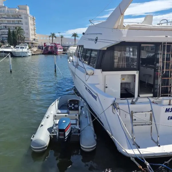 43 ft motoryacht à Empuriabrava à quai avec possibilité de sorties en mer avec skipper prévoir dans ce cas un supplément pour le gasoil de 60 euros de l'heure, hotel em Empuriabrava