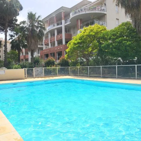 t3, vue mer,piscine, garage, hotel v destinaci Hyères