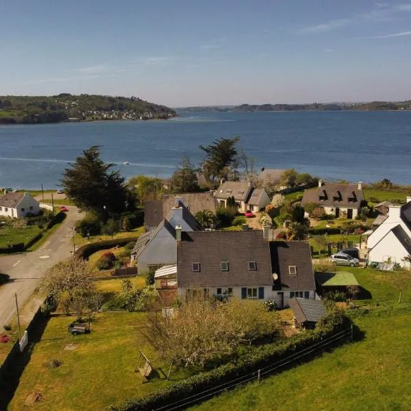 Maison spacieuse et lumineuse à seulement 1 minute de la mer, hotel v destinaci Rosnoën