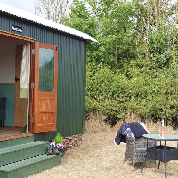 Delightful shepherd's hut in a rural location, hotel in North Fambridge