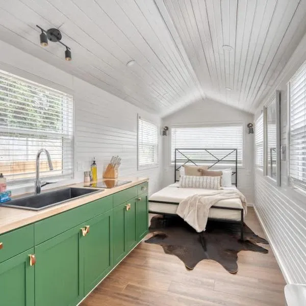 Stay Portland - Noir-Emerald Modern TinyLux in Portland，位于波特兰的酒店