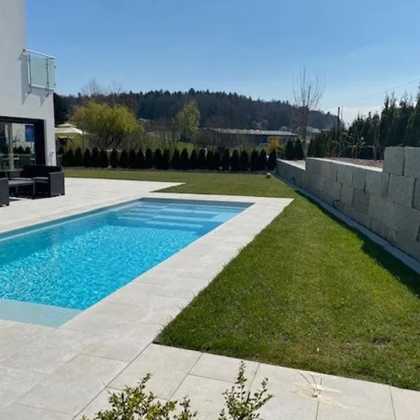 Privates Gästezimmer mit eigenem Bad & Küche im UG, hotel in Jeuss