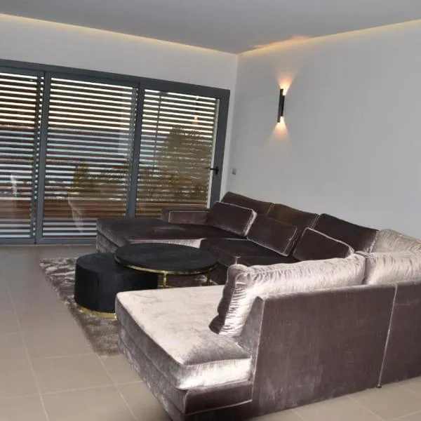 Appartement luxe marchica med atalayoun, hotel v destinaci Nador