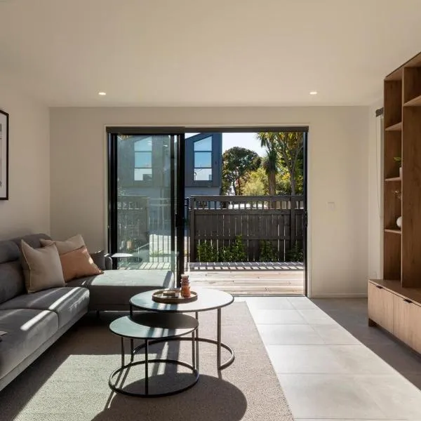 New Three Bedroom Townhouse - Walk to the CBD!, Hotel in Christchurch