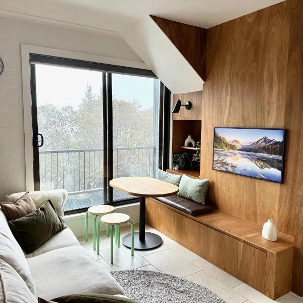 One Cedarwood - Petite Challet Falls Creek: Falls Creek şehrinde bir otel