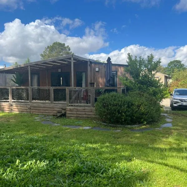Mobilhome tout confort avec accès piscine, hotel in Gujan-Mestras