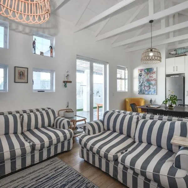 Cozy Holiday Cottage - XX Cottage Yzerfontein, ξενοδοχείο σε Yzerfontein