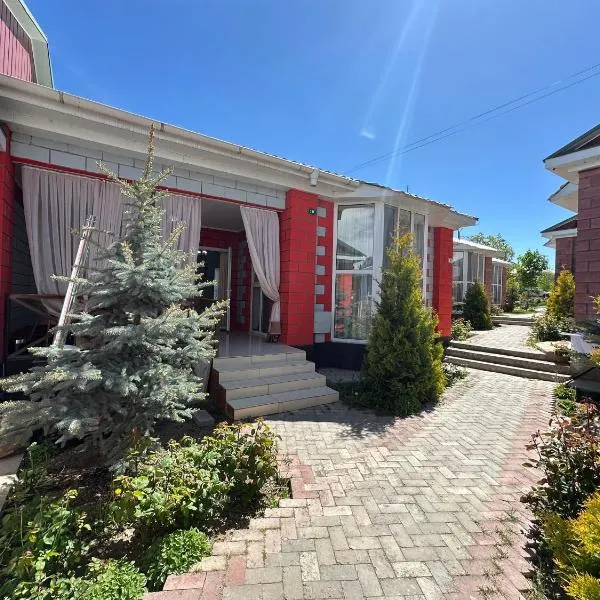 Raduga West 'Emerald' Cottage, hotel in Kosh-Kël'