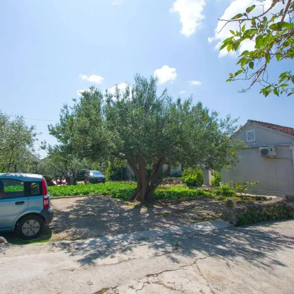 Apartment Neno, hotel u gradu Sutomišćica