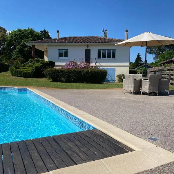 Maison Pierre 3 bedroom house with swimming pool, hotell i Léon