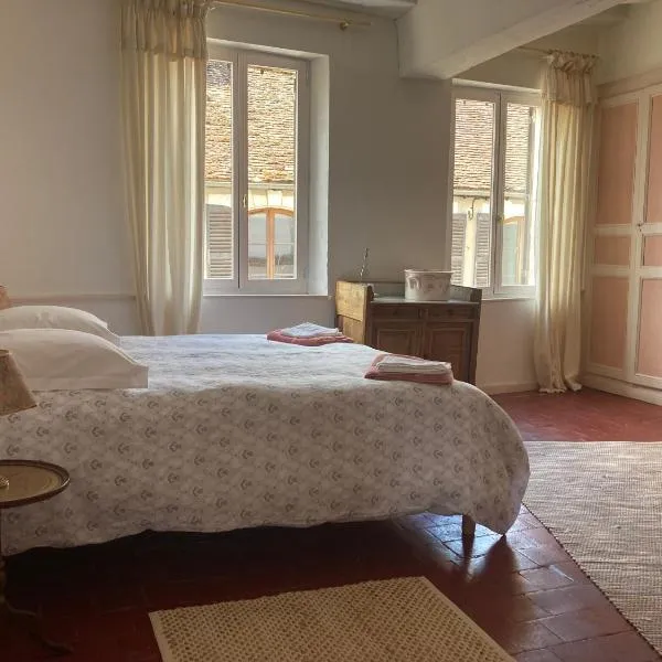 Sur les Ailes du Papillon-La Suite, hotel in Saint-Sauveur-en-Puisaye