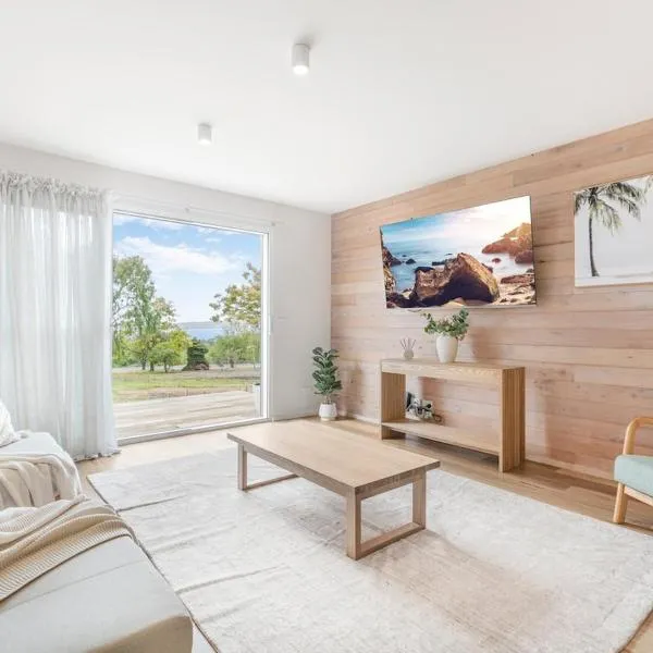 Island Views 2 Br cottage Adventure Bay، فندق في Adventure Bay