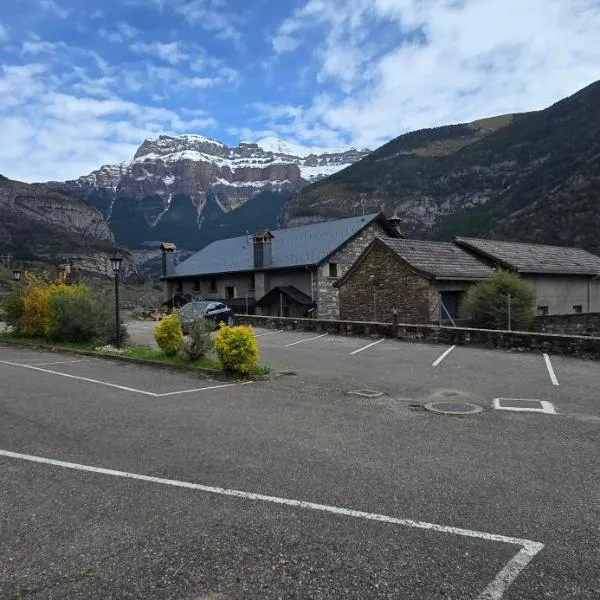 Villa Russell Hotel&Apartments, hotel in Torla