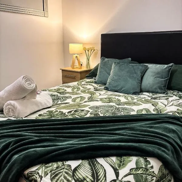 The Trafford Luxe , Garage Parking, Self Check-in Anytime - Perfect for Late Arrivals, Ultra- Fast Wi-Fi, 5 mins to Old Trafford Stadium – hotel w Manchesterze