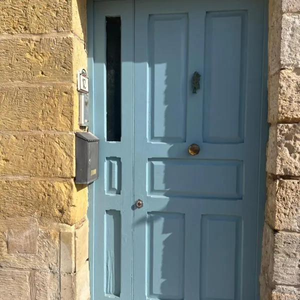 Front Row Malta - Valletta Views, Sunsets & Grand Harbour Living I 3-Bedroom House, hotel v destinácii Kalkara