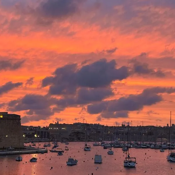 Viesnīca Front Row Malta - Valletta Views, Sunsets & Grand Harbour Living I 3-Bedroom House pilsētā Kalkara