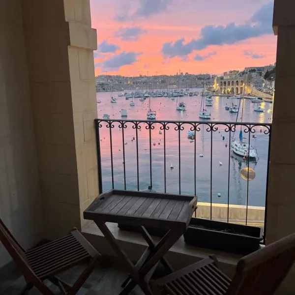Front Row Seafront House with Dreamy Valletta and Harbour Sunset Views, hotell sihtkohas Kalkara