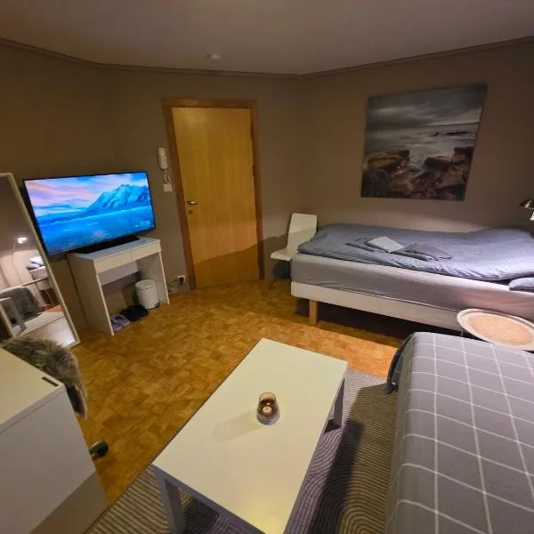 Rom 6 sentralt i Sogndal, hotel in Sogndal