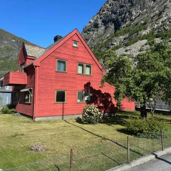 Nostalgisk Eldre hus sentralt i Øvre Årdal，位于Øvre Årdal的酒店