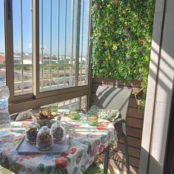 chambre moderne avec une terasse et salle de bain privative, hotel in Salé