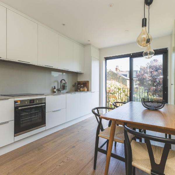 High-End 2BR 2BA with Private Outdoor Space, London