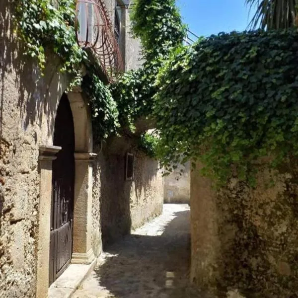 Palazzo Caracciolo, hotel in Gerace