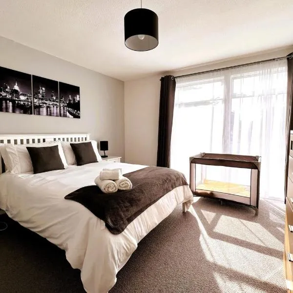 Spacious Family Bungalow with Garden for up to 7, hotel v destinaci Epsom