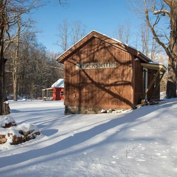 Cozy Cabin Gateway with Pool and Firepit, hotel a Montgomery