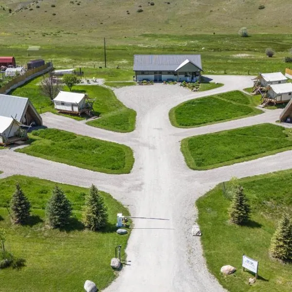 Tiny Town Campground, hotel in Emigrant