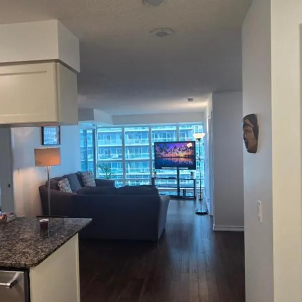 Lovely condo near Lake Ontario, hotel in Toronto